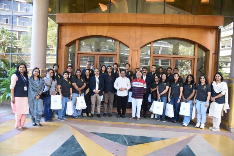 डी. वाय. पाटील आर्किटेक्चरच्या सिल्व्हर ज्युबिली बॅच विद्यार्थ्यांची महाविद्यालयास भेट