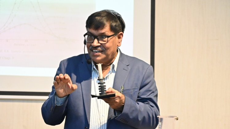 विद्यार्थ्यांनी भौतिकशास्त्र विषयात संशोधनाची कास धरावी - प्रा. वाय.के.विजय