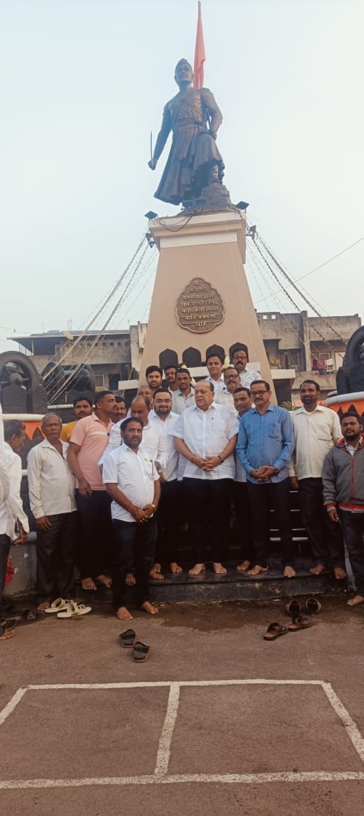 मंत्री हसन मुश्रीफ यांनी छ. संभाजी महाराज यांना राज्याभिषेक दिनानिमित्त केले अभिवादन