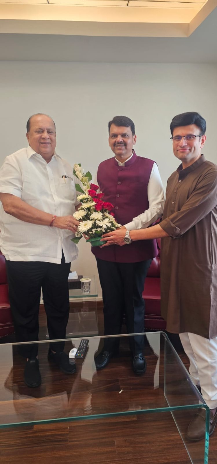 कागलमधील ऐतिहासिक विजयाबद्दल मुख्यमंत्री देवेंद्र फडणवीस यांचे मंत्री हसन मुश्रीफ व राजे समरजितसिंह घाटगेंनी मानले आभार