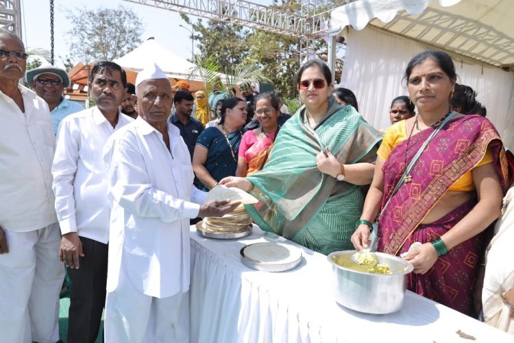 भिमा कृषी प्रदर्शनात भागीरथी महिला संस्थेच्यावतीनं मोफत झुणका-भाकरी वाटप