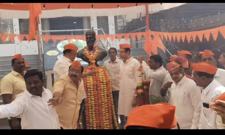 मंत्री हसन मुश्रीफ व राजे समरजितसिंह घाटगे यांच्या हस्ते छ. शिवाजी महाराजांच्या अश्वारूढ पुतळ्याला जलाभिषेक व दुग्धाभिषेक