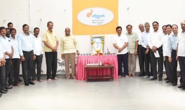 ‘गोकुळ’ मार्फत महाराष्ट्राचे शिल्पकार स्‍व. यशवंतरावजी चव्‍हाण यांना अभिवादन