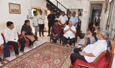 ज्येष्ठ इतिहास संशोधक डाॅ. जयसिंगराव पवार यांच्या कुटुंबीयांचे मंत्री मुश्रीफ यांनी केले सांत्वन