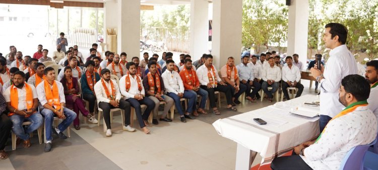 भाजप युवा मोर्चा प्रदेशाध्यक्ष कृष्णराज महाडिक पक्षीय कामात सक्रिय, युवा आघाडीची घेतली बैठक