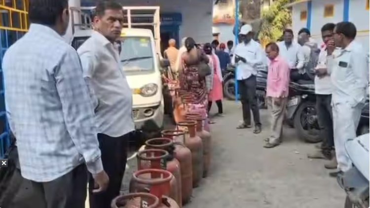 एजन्सीबाहेर नागरिकांच्या रांगाच रांगा; सिलिंडरसाठी धाव