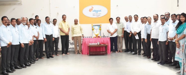 ‘गोकुळ’ मार्फत महाराष्ट्राचे शिल्पकार स्‍व. यशवंतरावजी चव्‍हाण यांना अभिवादन