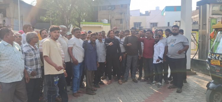 गॅस दरवाढीविरोधात महाराष्ट्र नवनिर्माण वाहतूक सेनेच्या वतीने निदर्शने