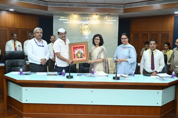 नाबार्डच्या चीफ जनरल मॅनेजर रश्मी दरद यांची केडीसीसी बँकेला भेट