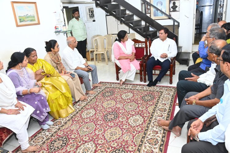 इतिहास संशोधक स्वर्गीय जयसिंगराव पवार यांच्या कुटुंबियांची भेट घेवून खासदार धनंजय महाडिक यांनी केले सांत्वन