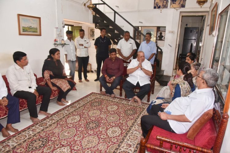 ज्येष्ठ इतिहास संशोधक डाॅ. जयसिंगराव पवार यांच्या कुटुंबीयांचे मंत्री मुश्रीफ यांनी केले सांत्वन