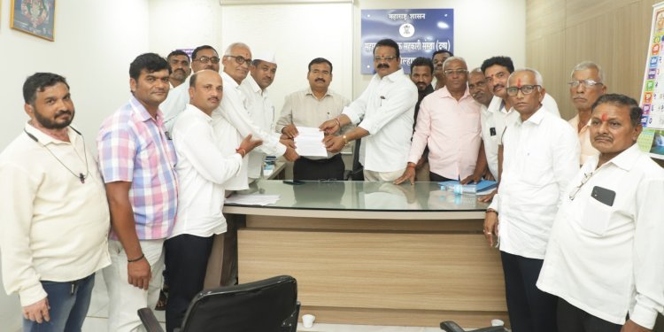 अवसायन नोटीसप्रकरणी दूध संस्थांचे मा. सहाय्यक निबंधक (दुग्ध) कोल्हापूर यांना निवेदन; मतदान हक्क अबाधित ठेवण्याची मागणी