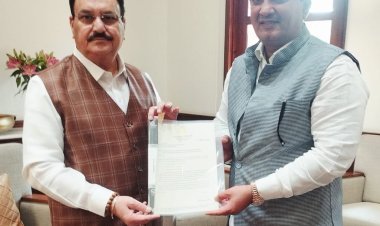 राष्ट्रीय आरोग्य अभियान अंतर्गत कार्यरत असलेल्या कर्मचार्‍यांच्या मानधन रचनेत बदल करण्याबाबत खासदार धनंजय महाडिक यांनी दिले केंद्रीय आरोग्य मंत्री जगतप्रकाश नड्डा यांना निवेदन