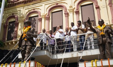 महात्मा ज्योतिबा फुले यांच्या पुतळ्याला मंत्री हसन मुश्रीफ यांनी केले अभिवादन