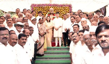 सहकारमहर्षी स्व.राजे विक्रमसिंहजी घाटगे यांना अकराव्या स्मृती दिनानिमित्त शाहू कारखाना कार्यस्थळावर अभिवादन