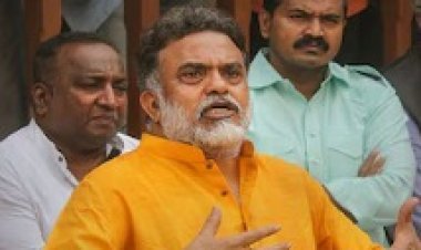 संजय निरुपम अन् मनसैनिकांत राडा; कारची हवा सोडून बाटली फेकण्याचा प्रकार