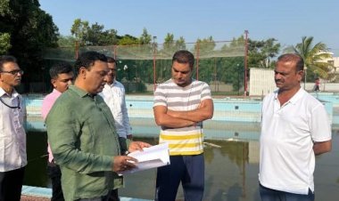 राजर्षी शाहू जलतरण तलावाची आयुक्त डॉ.राजेंद्र भारूड यांनी नगरसेवक विजय जाधव यांच्यासोबत केली पाहणी