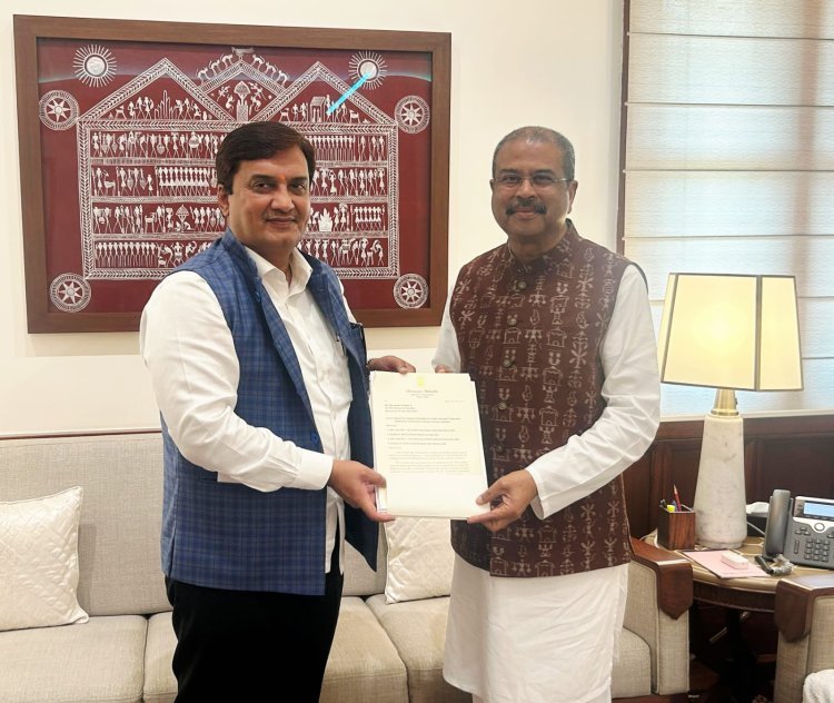 केंद्र सरकारकडून मंजूर निधीतील उर्वरीत सुमारे ५० कोटी  शिवाजी विद्यापीठाला तातडीने मिळावेत-खा. धनंजय महाडिक