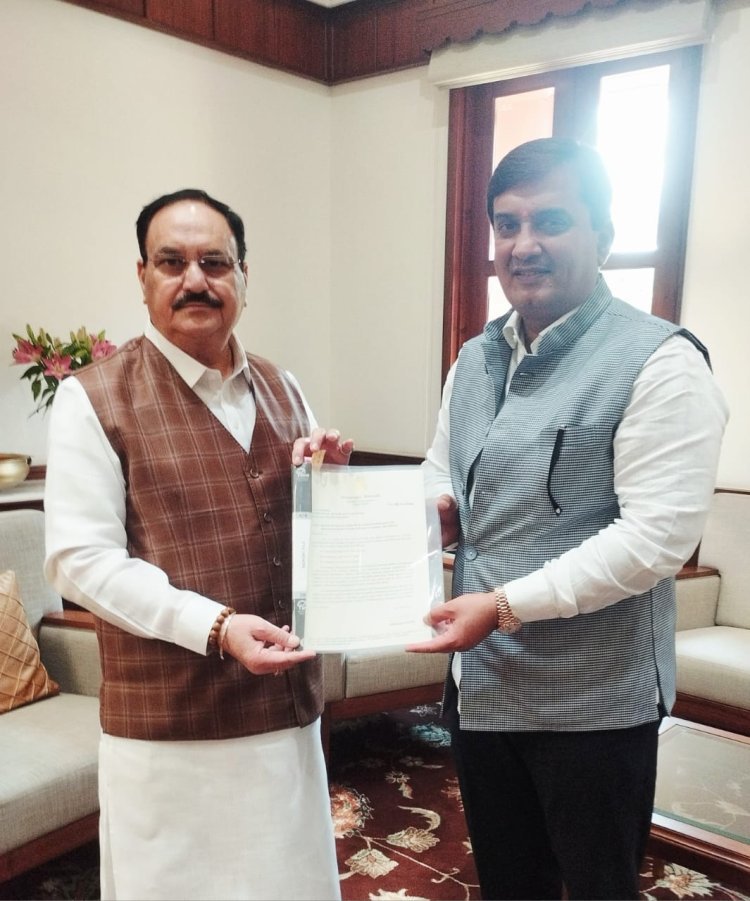 राष्ट्रीय आरोग्य अभियान अंतर्गत कार्यरत असलेल्या कर्मचार्‍यांच्या मानधन रचनेत बदल करण्याबाबत खासदार धनंजय महाडिक यांनी दिले केंद्रीय आरोग्य मंत्री जगतप्रकाश नड्डा यांना निवेदन