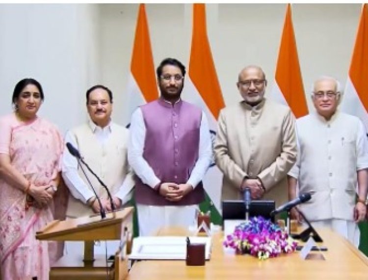 पार्थ पवारांनी घेतली खासदारकीची शपथ; शपथविधीच्या वेळेस पार्थ पवार यांच्या लूकची चर्चा