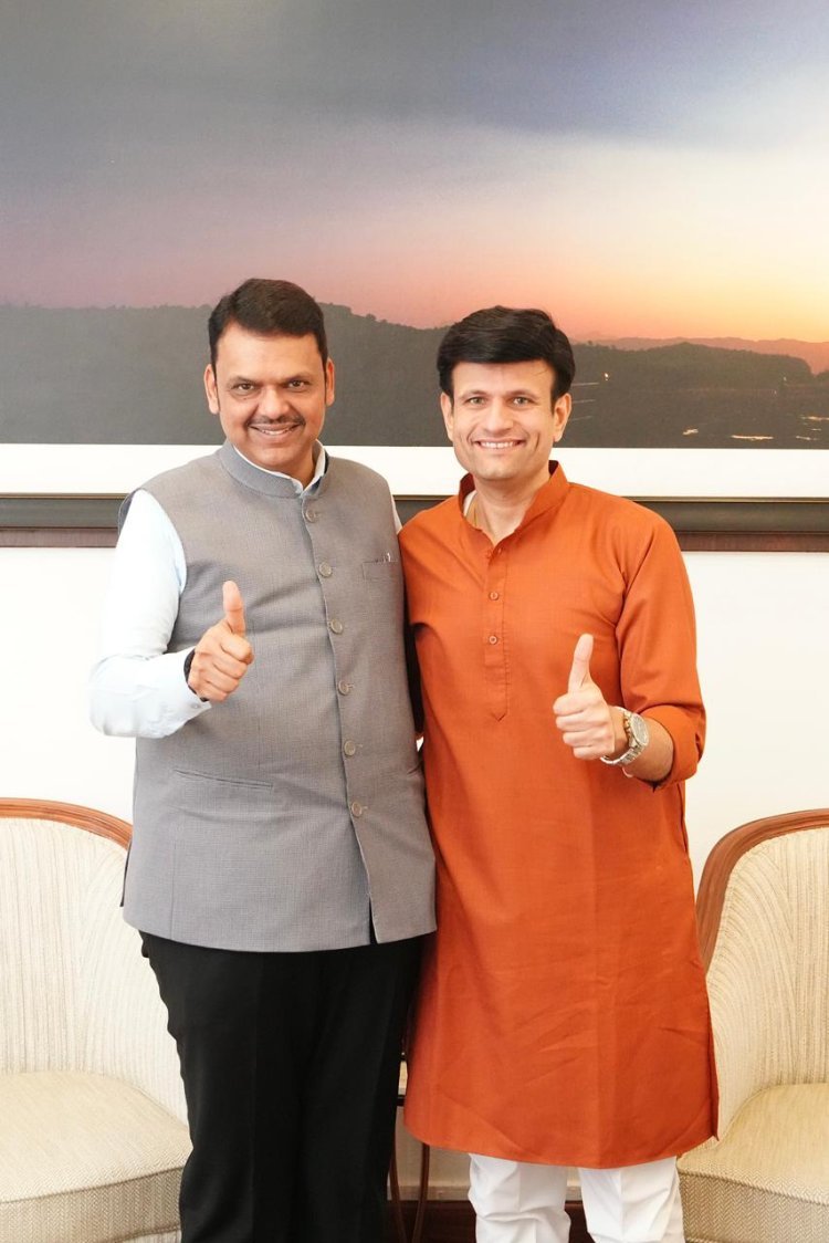 भाजप प्रवेशानंतर मुख्यमंत्री फडणवीस व समरजितसिंह घाटगे यांच्यात रंगल्या राजकीय चर्चा