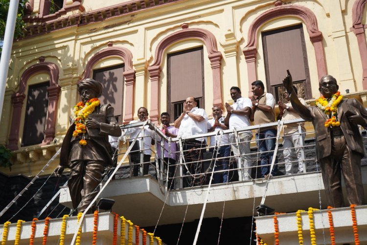 महात्मा ज्योतिबा फुले यांच्या पुतळ्याला मंत्री हसन मुश्रीफ यांनी केले अभिवादन