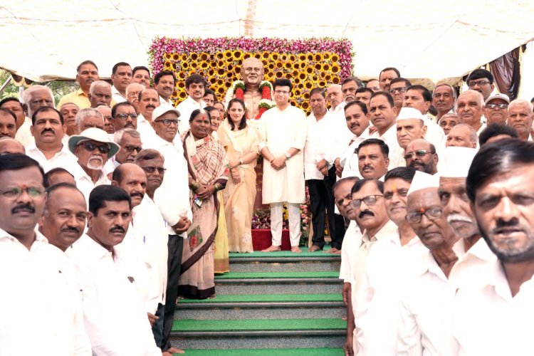 सहकारमहर्षी स्व.राजे विक्रमसिंहजी घाटगे यांना अकराव्या स्मृती दिनानिमित्त शाहू कारखाना कार्यस्थळावर अभिवादन