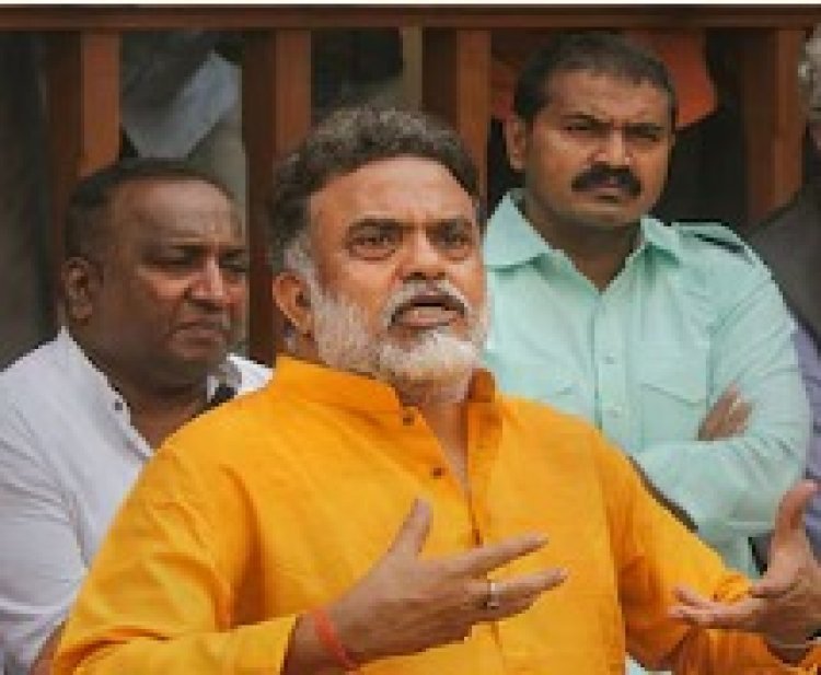 संजय निरुपम अन् मनसैनिकांत राडा; कारची हवा सोडून बाटली फेकण्याचा प्रकार