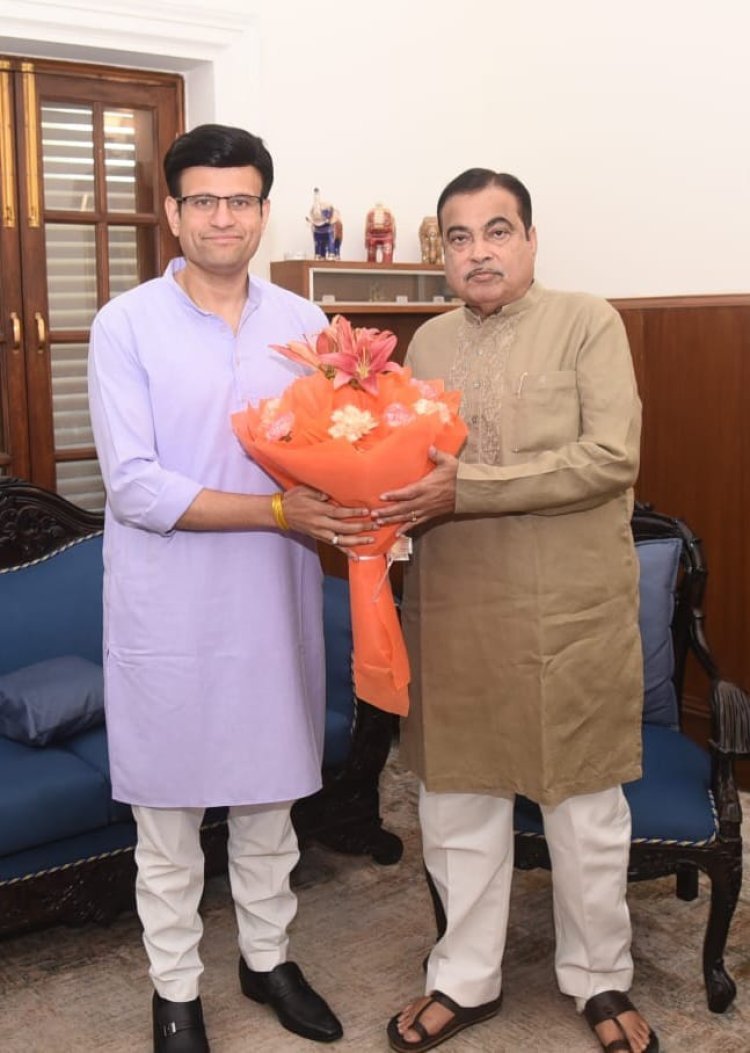 केंद्रीय मंत्री नितीन गडकरी यांची शाहू ग्रुपचे अध्यक्ष राजे समरजितसिंह घाटगे यांनी घेतली  भेट