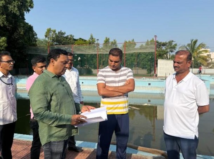 राजर्षी शाहू जलतरण तलावाची आयुक्त डॉ.राजेंद्र भारूड यांनी नगरसेवक विजय जाधव यांच्यासोबत केली पाहणी