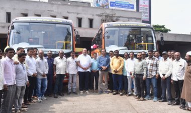 कागलमध्ये राजमाता जिजाऊ बसचे स्वागत; मंत्री हसन मुश्रीफ यांच्या हस्ते बसचे पूजन