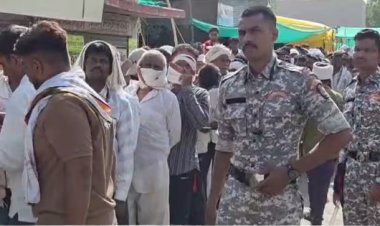अकोटमध्ये युरियासाठी झुंबड, शेतकरी रात्रभर कृषी केंद्राबाहेर झोपले; पोलिस कमांडो तैनात