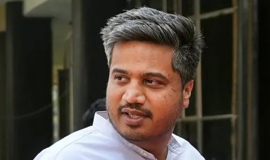 आरोग्यमंत्र्यांच्या मतदारसंघात आरोग्य व्यवस्थेचा बोजवारा? मंदिरासमोर चटईवर रुग्णांवर उपचार; रोहित पवारांचा हल्लाबोल