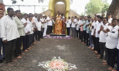 कागल शहरातील शाहू उद्यान येथे राजर्षी छत्रपती शाहू महाराजांना मंत्री हसनसो मुश्रीफ यांच्याकडून विनम्र अभिवादन