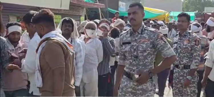 अकोटमध्ये युरियासाठी झुंबड, शेतकरी रात्रभर कृषी केंद्राबाहेर झोपले; पोलिस कमांडो तैनात
