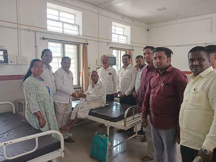मंत्री चंद्रकांतदादा पाटील यांच्या वाढदिवसानिमित्त भाजपच्यावतीने कागलमध्ये रुग्णांना फळे वाटप