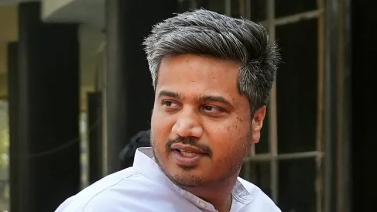 आरोग्यमंत्र्यांच्या मतदारसंघात आरोग्य व्यवस्थेचा बोजवारा? मंदिरासमोर चटईवर रुग्णांवर उपचार; रोहित पवारांचा हल्लाबोल