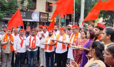 भगवे झेंडे अन् घोषणाबाजी; राममंदिर घोटाळ्याविरोधात ठाकरे गटाची कोल्हापुरात 'रामरक्षा महाआरती'