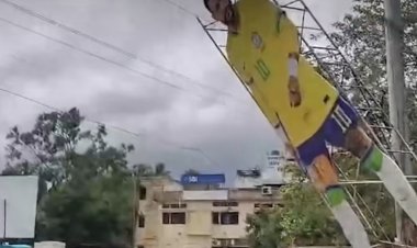कोल्हापुरात मुसळधार पावसामुळे कोसळण्याच्या स्थितीत असलेला 'तो' कटआऊट महापालिकेने हटवला