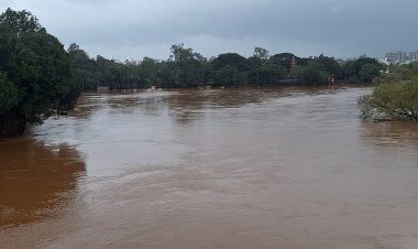 जिल्ह्यात ६१ बंधारे पाण्याखाली, पंचगंगा इशारा पातळीकडे ; आजपासून पावसाचा जोर ओसरणार