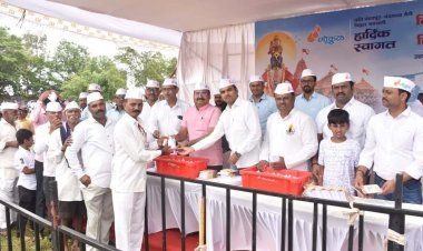 आषाढी एकादशी निमित्त वारकऱ्यांना ‘गोकुळ’ तर्फे सुगंधी दूध व सार्थ हरीपाठ वाटप
