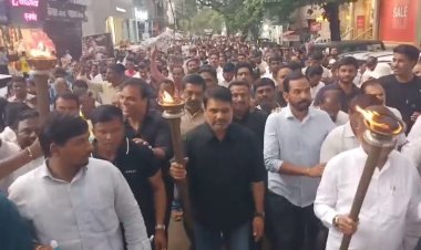 NEET पेपरफुटीविरोधात कोल्हापुरात काँग्रेसचा भव्य कँडल मार्च; सतेज पाटलांचा सरकारवर जोरदार हल्लाबोल; कोल्हापुरात पेटल्या मशाली