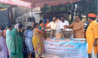 नंदवाळमध्ये आषाढी एकादशीनिमित्त वारकऱ्यांना फराळ वाटप; अखिल भारत हिंदू महासभेचा स्तुत्य उपक्रम