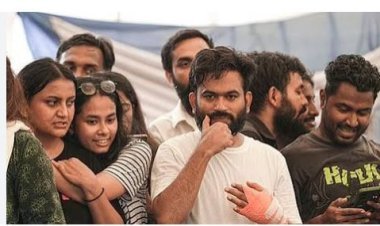 ‘कॉकरोच जनता पार्टी’च्या आंदोलनाचा थरार आता रुपेरी पडद्यावर; ‘The Accidental Cockroach Party’ चित्रपटाची घोषणा!