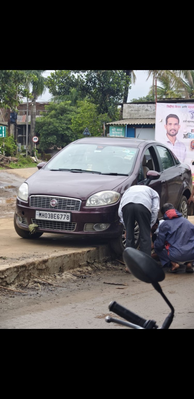 सावरवाडी फाट्यावर एकेरी मार्गावरील काँक्रिट रस्त्यावर चारचाकी वाहन अडकले : अपघात टळला, बालिंगा - दाजीपूर राज्यमार्गाच्या अपुऱ्या कामांबाबत प्रश्नचिन्ह?