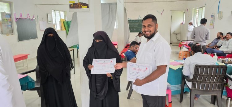 सामाजिक एकतेचे दर्शन! सिरत मोहल्ल्यातील भव्य शिबिरात महिलांसह तरुणांकडून  रक्तदान