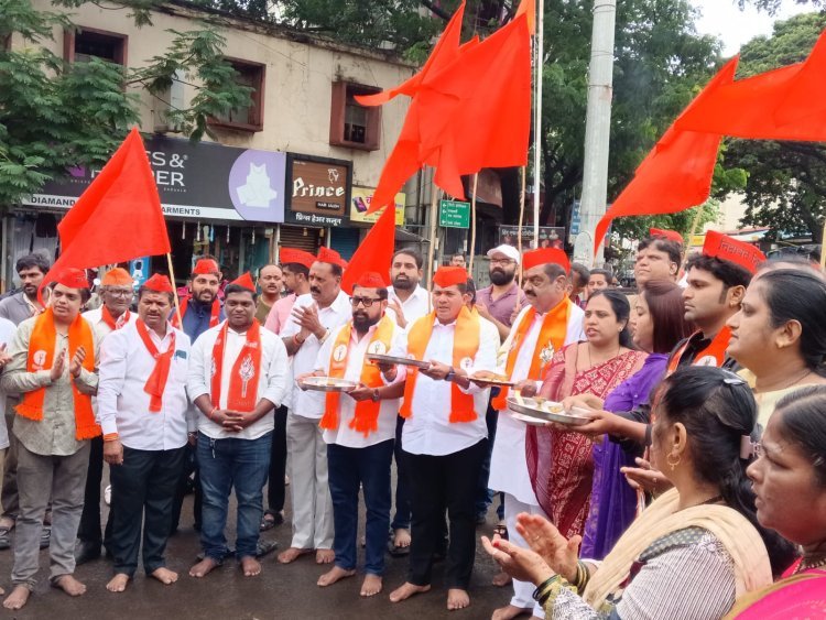 भगवे झेंडे अन् घोषणाबाजी; राममंदिर घोटाळ्याविरोधात ठाकरे गटाची कोल्हापुरात 'रामरक्षा महाआरती'