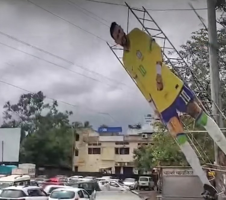 कोल्हापुरात मुसळधार पावसामुळे कोसळण्याच्या स्थितीत असलेला 'तो' कटआऊट महापालिकेने हटवला