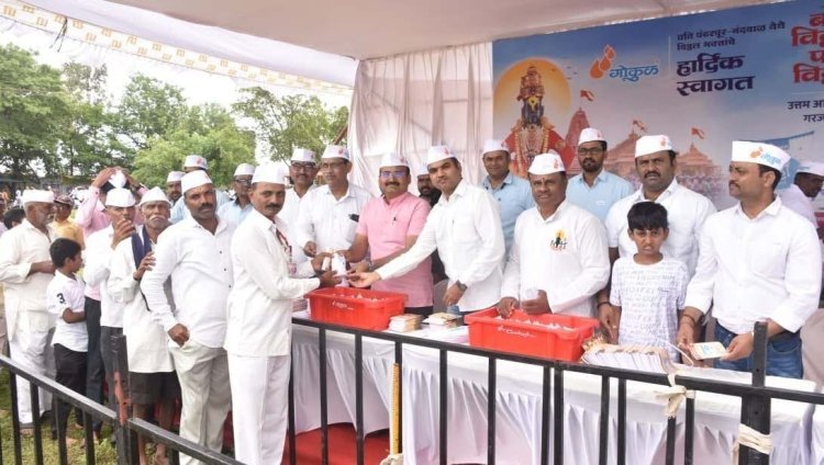 आषाढी एकादशी निमित्त वारकऱ्यांना ‘गोकुळ’ तर्फे सुगंधी दूध व सार्थ हरीपाठ वाटप