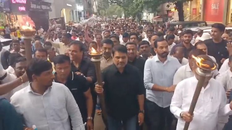 NEET पेपरफुटीविरोधात कोल्हापुरात काँग्रेसचा भव्य कँडल मार्च; सतेज पाटलांचा सरकारवर जोरदार हल्लाबोल; कोल्हापुरात पेटल्या मशाली